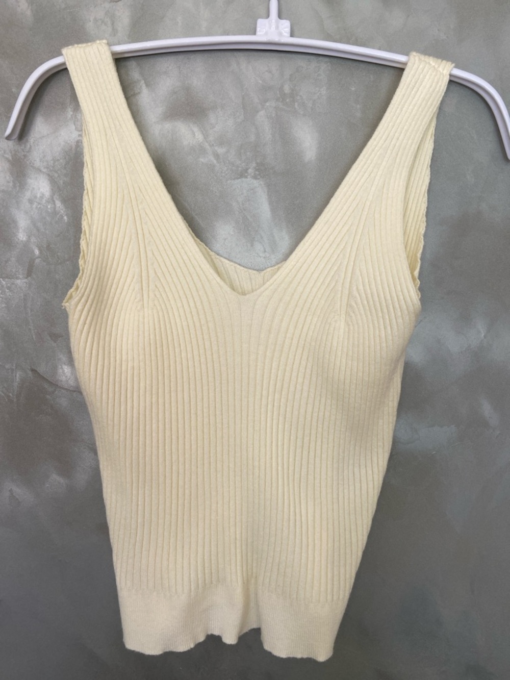 LA MIEL Cream Ribbed V-Neck Tank Large